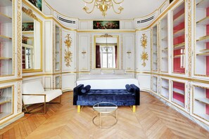 4 bedrooms, iron/ironing board, free WiFi, bed sheets - One-of-a-Kind Sumptuous Home near Parc Monceau (Paris)