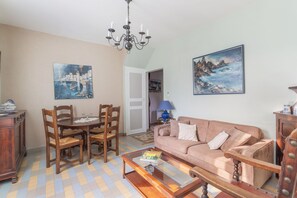 TV, DVD player - Holiday Home 'Jonquille' with Mountain View, Private Terrace and Wi-Fi (Sorède)