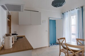 Kylskåp, diskmaskin, kaffe- och tebryggare och vattenkokare