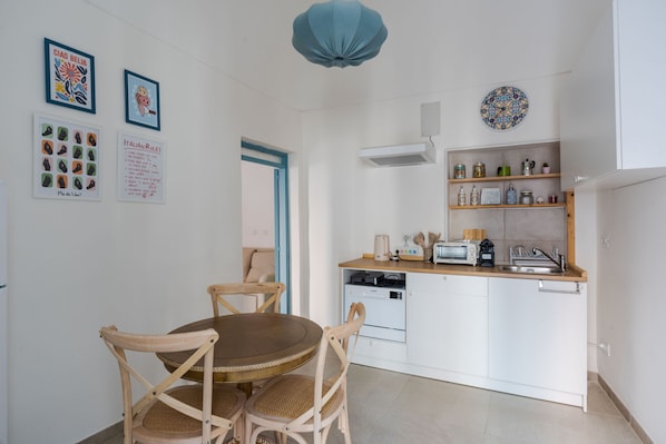 Fridge, dishwasher, coffee/tea maker, electric kettle