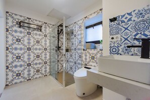 Dusche, Haartrockner, Bidet, Handtücher