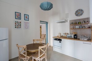 Kühlschrank, Geschirrspüler, Wasserkocher mit Kaffee-/Teezubehör