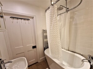 Haartrockner, Handtücher, Toilettenpapier