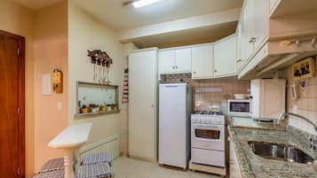 Apartamento básico | Cozinha privada | Talheres/pratos/utensílios de cozinha