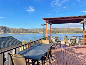 Outdoor dining - Prineville Reservoir Lake House: Boat Pkg, Kayaks, Paddle Boards, & Beach Access (Prineville)