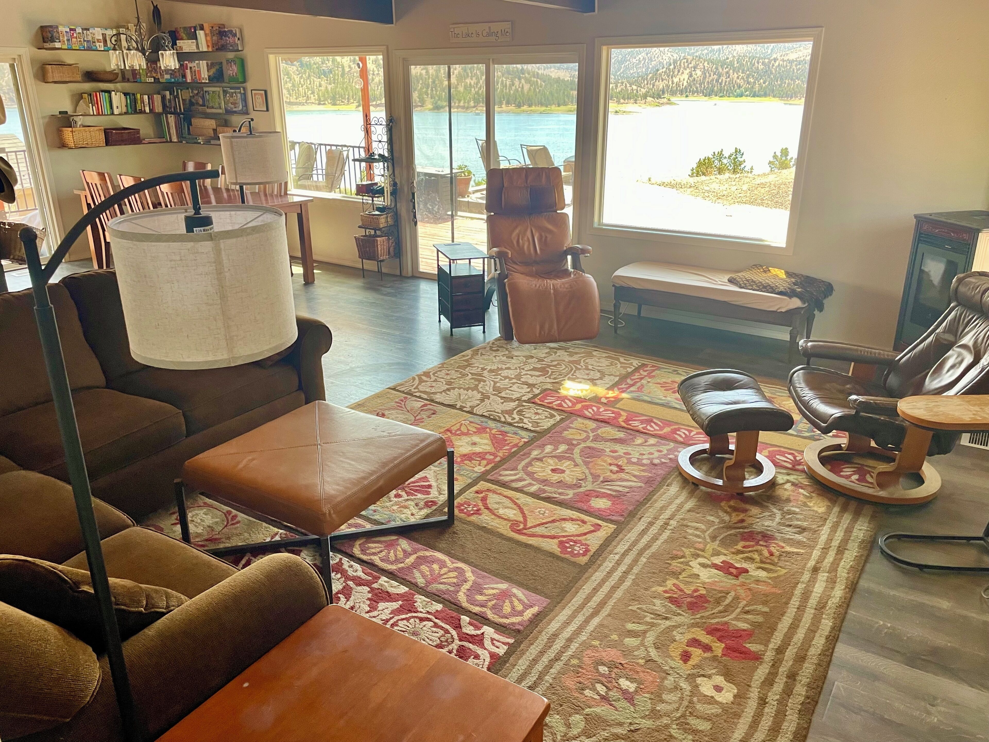 Älytelevisio, takka, kirjoja, stereot