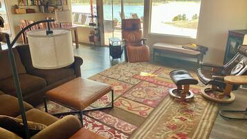 Älytelevisio, takka, kirjoja, stereot