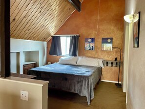 3 bedrooms, desk, iron/ironing board, travel cot - Prineville Reservoir Lake House: Boat Pkg, Kayaks, Paddle Boards, & Beach Access (Prineville)