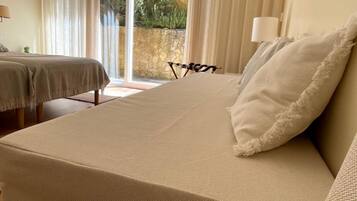 Triple Room | Free WiFi, bed sheets