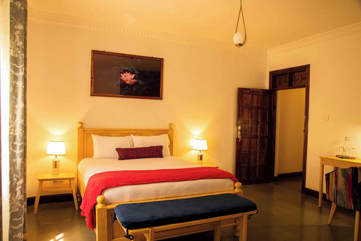 Deluxe Double Room | Meja, ruang kerja komputer riba, seterika/papan seterika, Wi-fi percuma