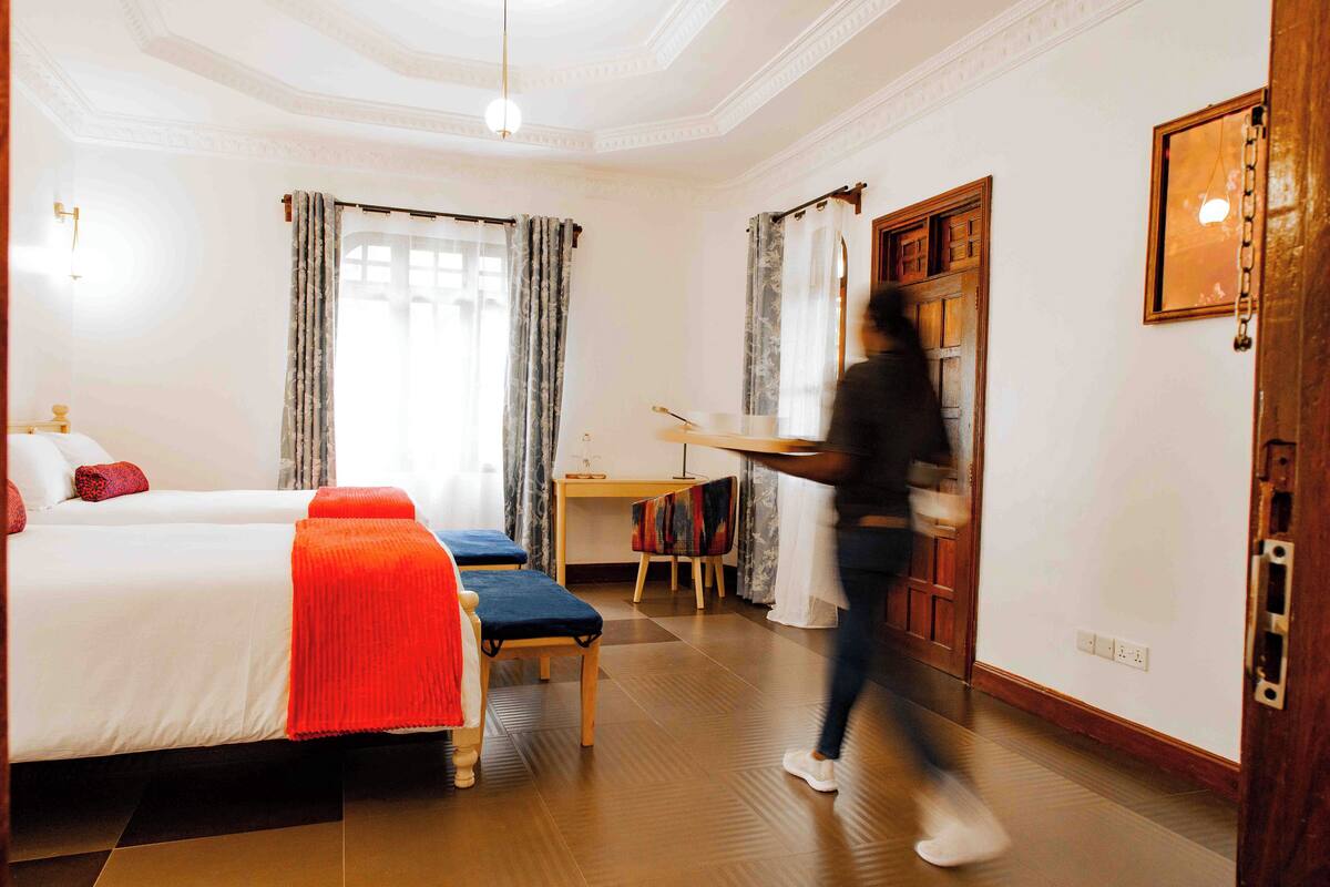 Deluxe Triple Room, Balcony, Courtyard View | Meja, ruang kerja komputer riba, seterika/papan seterika, Wi-fi percuma