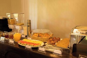 بوفيه فطور مجانًا يوميًا