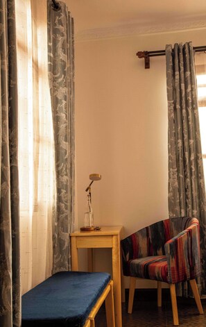 Sviitti, näköala puutarhaan | Työpöytä, kannettavalle tietokoneelle sopiva työtila