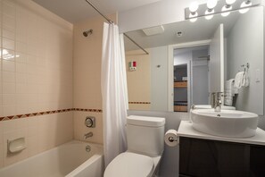 Apartment, Mehrere Betten, Whirlpool, Bergblick (Alpine Suite at Marketplace Lodge) | Badezimmer | Handtücher