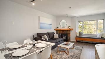 Condo, Multiple Beds, Hot Tub, Mountain View (Alpine Suite at Marketplace Lodge) | Living area