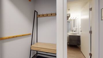 Condo, Multiple Beds, Hot Tub, Mountain View (Alpine Suite at Marketplace Lodge) | Interior