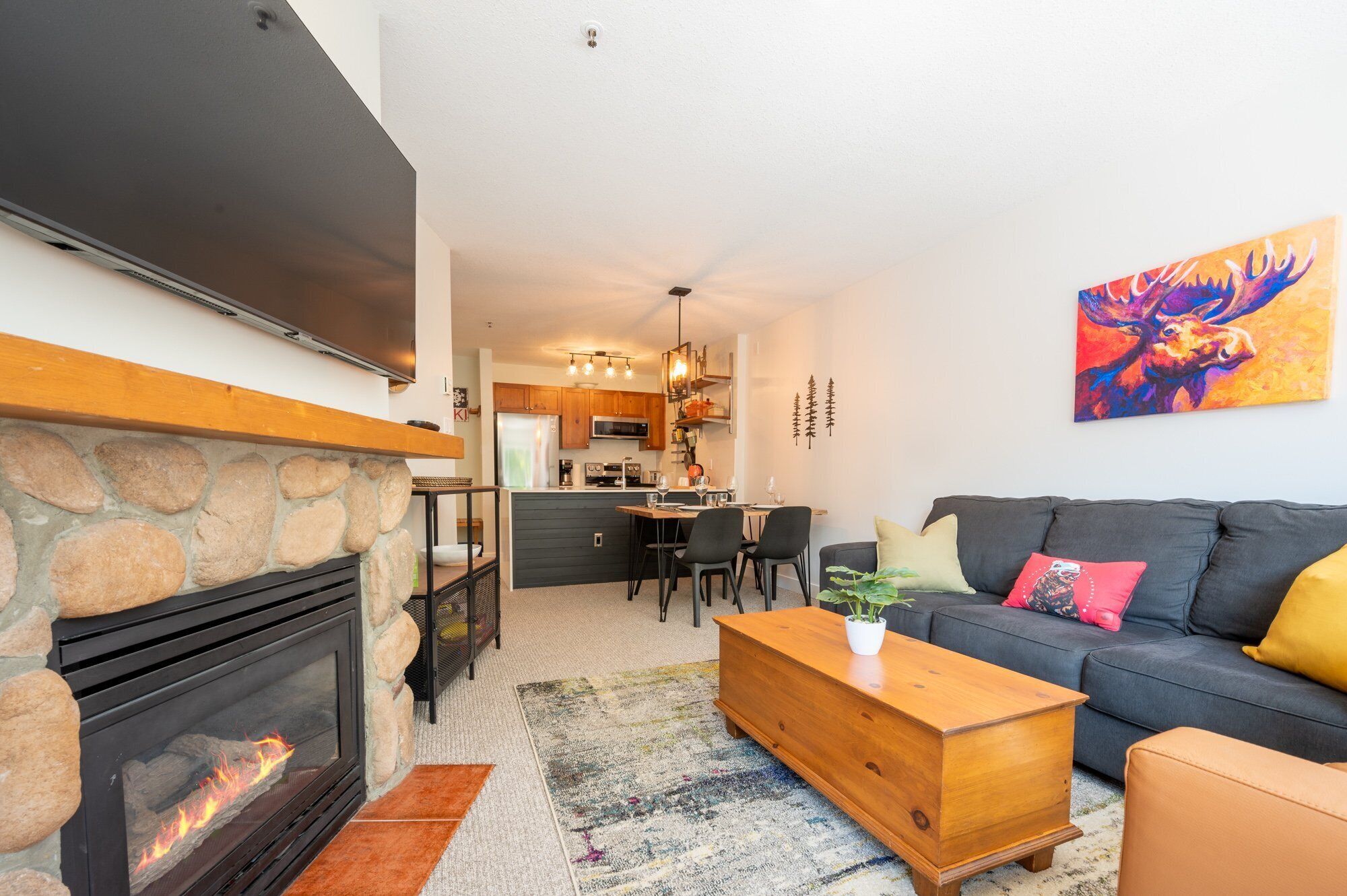 Apartment, 1 Queen Bed with Sofa bed, Hot Tub, Mountain View (Alta Suite at Deer Lodge) | Living area