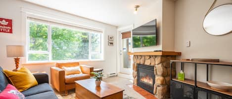 Apartamento, 1 cama Queen e sofá-cama, banheira de imersão (Alta Suite at Deer Lodge) | Área de estar