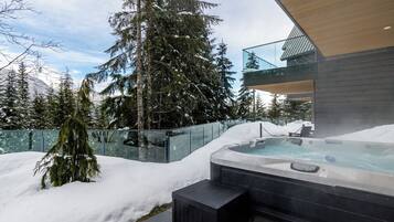 House, Multiple Beds, Hot Tub, Mountain View (Aurora Estate at Kadenwood) | Outdoor spa tub