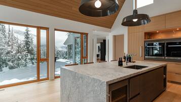 House, Multiple Beds, Hot Tub, Mountain View (Aurora Estate at Kadenwood) | Private kitchen
