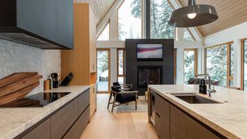 House, Multiple Beds, Hot Tub, Mountain View (Aurora Estate at Kadenwood) | Interior