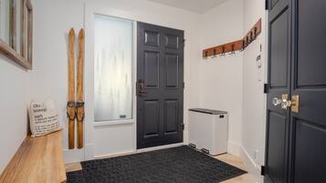 House, Multiple Beds, Patio, Mountain View (Bluebird at The Lynx) | Interior