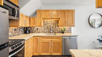 Appartement, Plusieurs lits, patio, vue sur la montagne (Crystal Suite at Glacier Lodge) | Cuisine privée