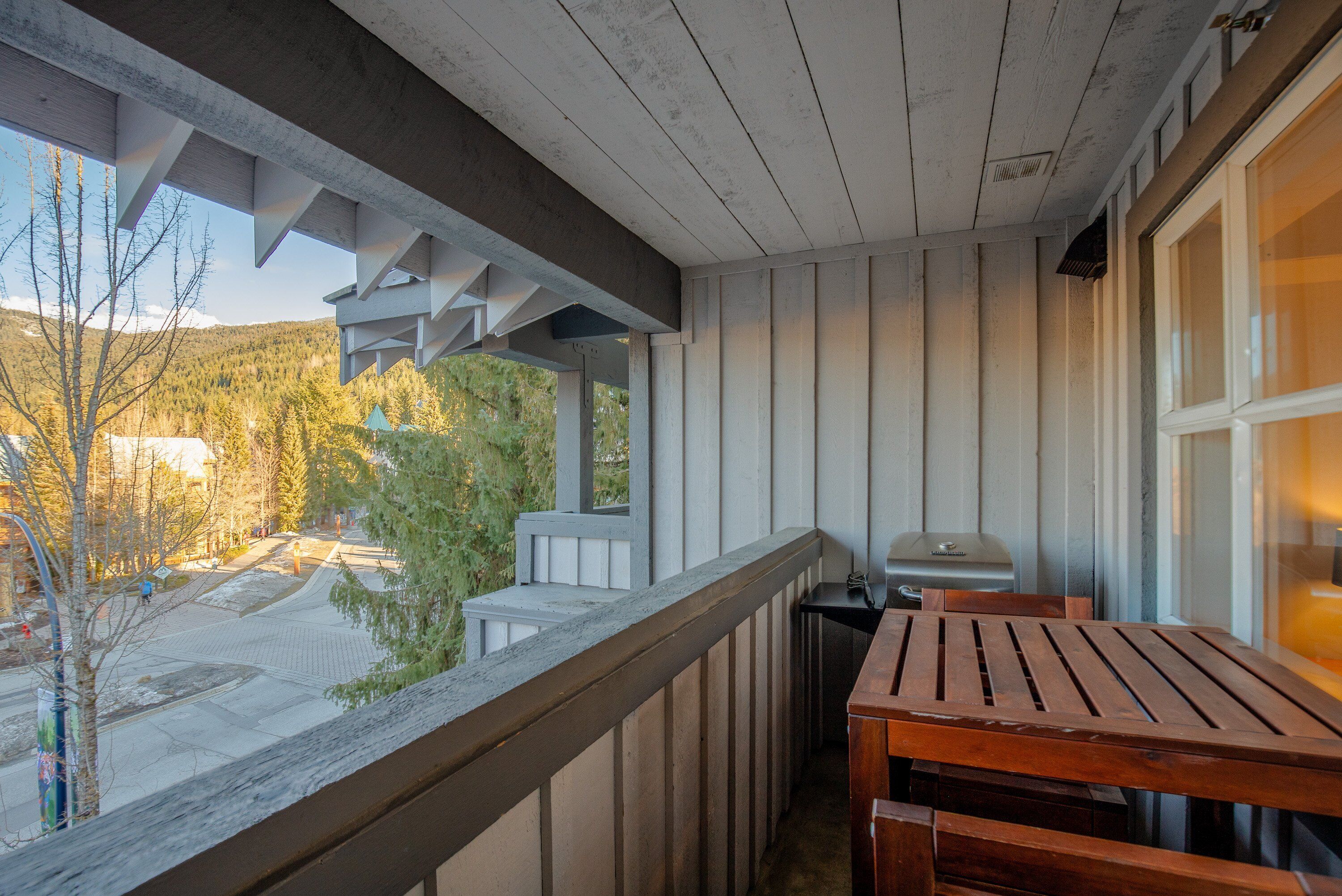 Apartment, Berbilang Katil, Patio, Mountain View (Crystal Suite at Glacier Lodge) | Tempat makan luar