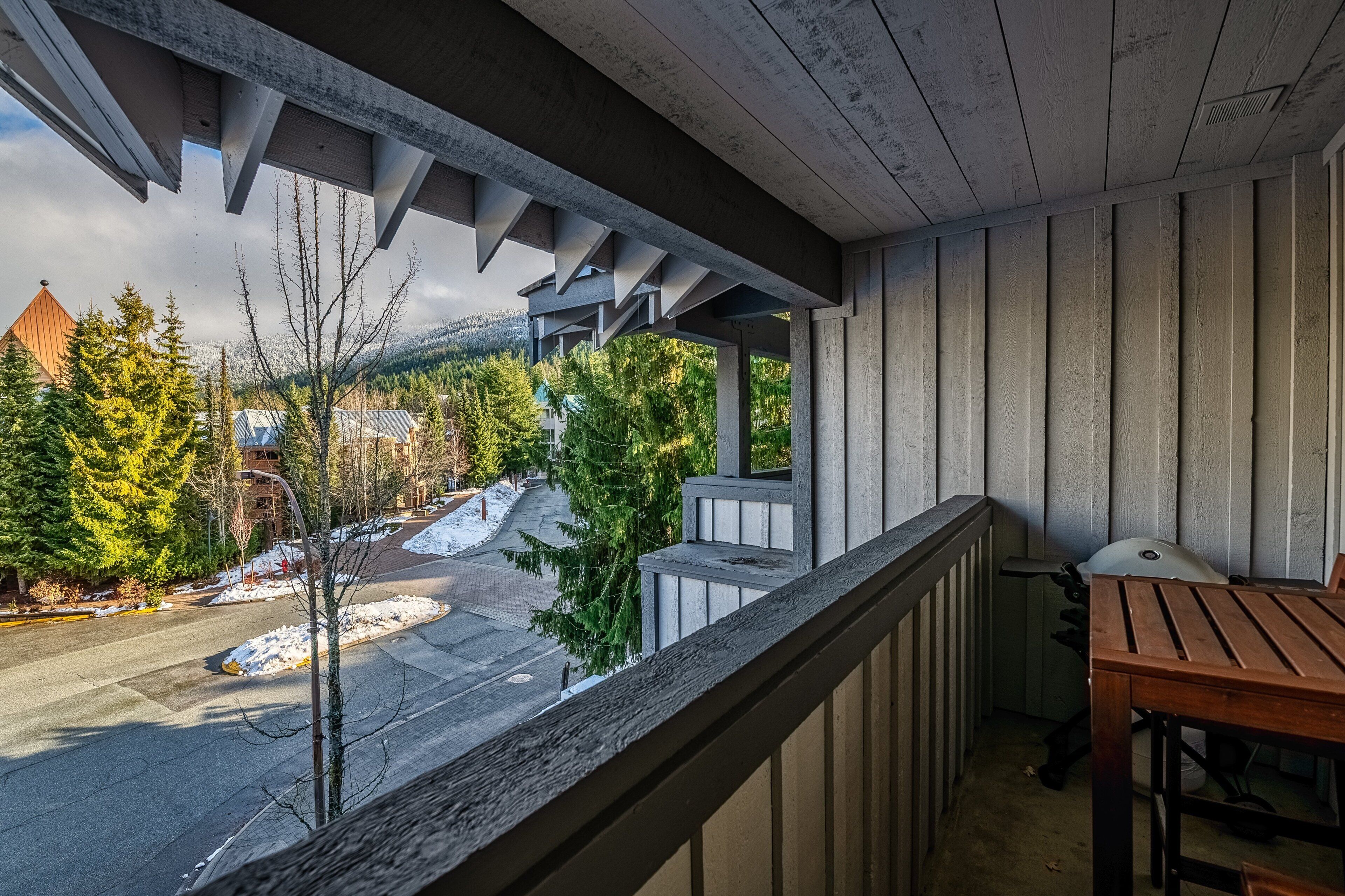 Apartment, Berbilang Katil, Patio, Mountain View (Crystal Suite at Glacier Lodge) | Pemandangan dari bilik