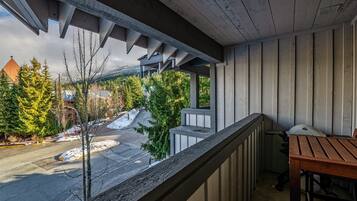 Apartment, Berbilang Katil, Patio, Mountain View (Crystal Suite at Glacier Lodge) | Pemandangan dari bilik
