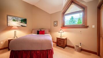 Chalet, Multiple Beds, Hot Tub, Mountain View (Emerald Chalet) | 5 bedrooms, individually decorated, individually furnished, bed sheets