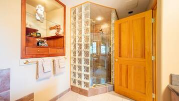 Chalet, Multiple Beds, Hot Tub, Mountain View (Emerald Chalet) | Bathroom | Towels