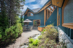 Outdoor dining - Emerald Chalet (Whistler)