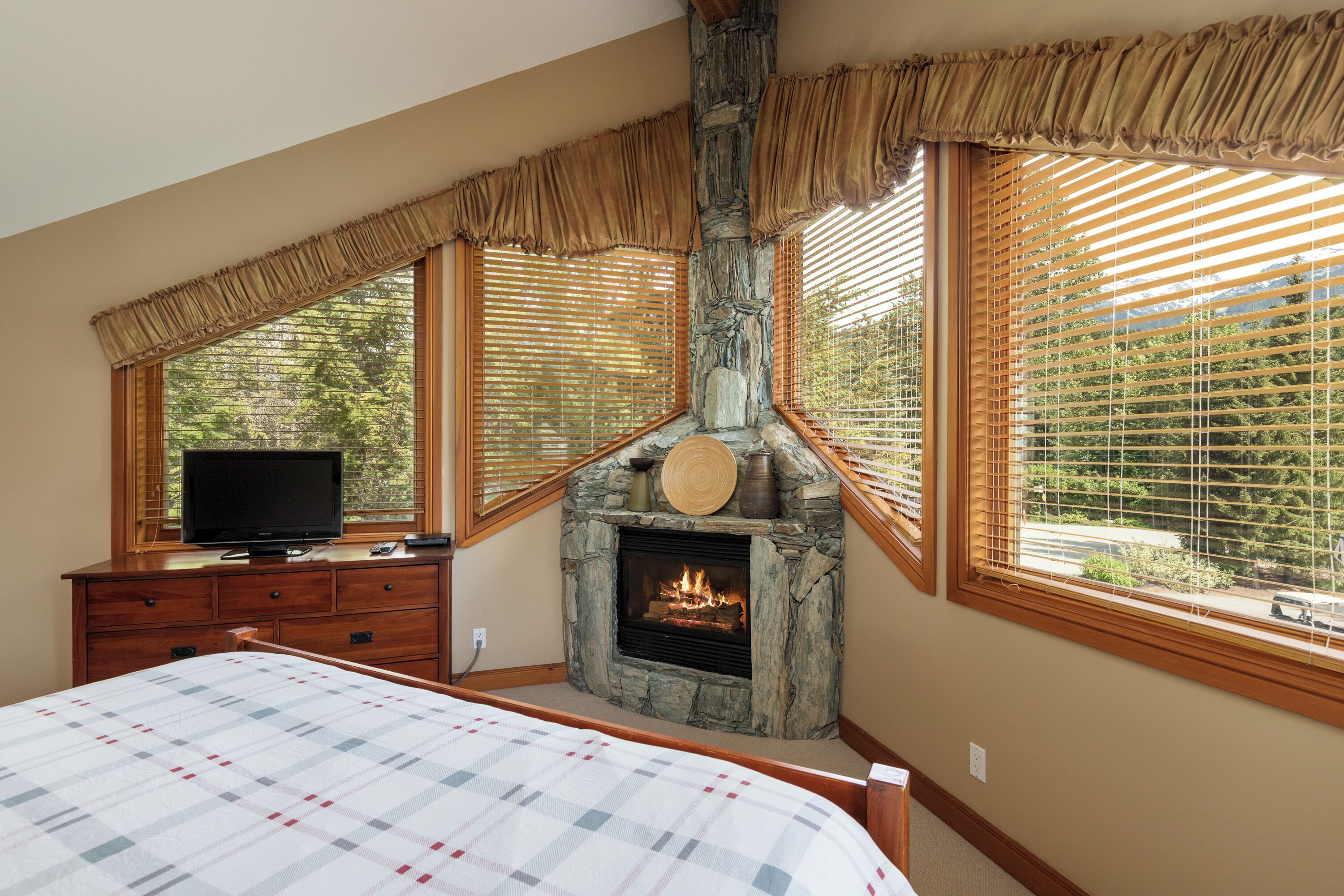 Chalet, Plusieurs lits, baignoire à remous, vue sur la montagne (Emerald Chalet) | 5 chambres, décor unique, ameublement unique, literie fournie