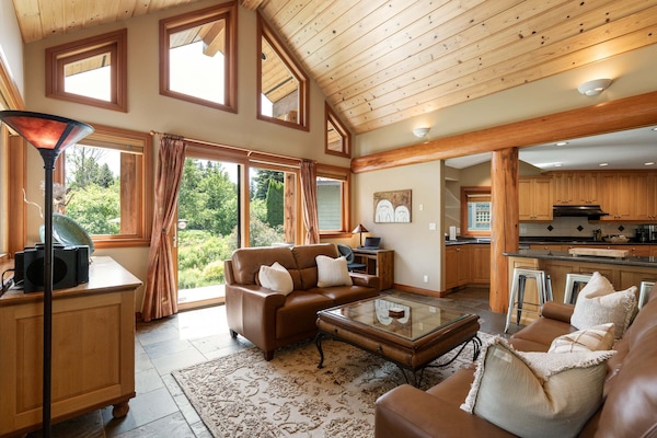 Chalet, Plusieurs lits, baignoire à remous, vue sur la montagne (Emerald Chalet) | Aire de séjour