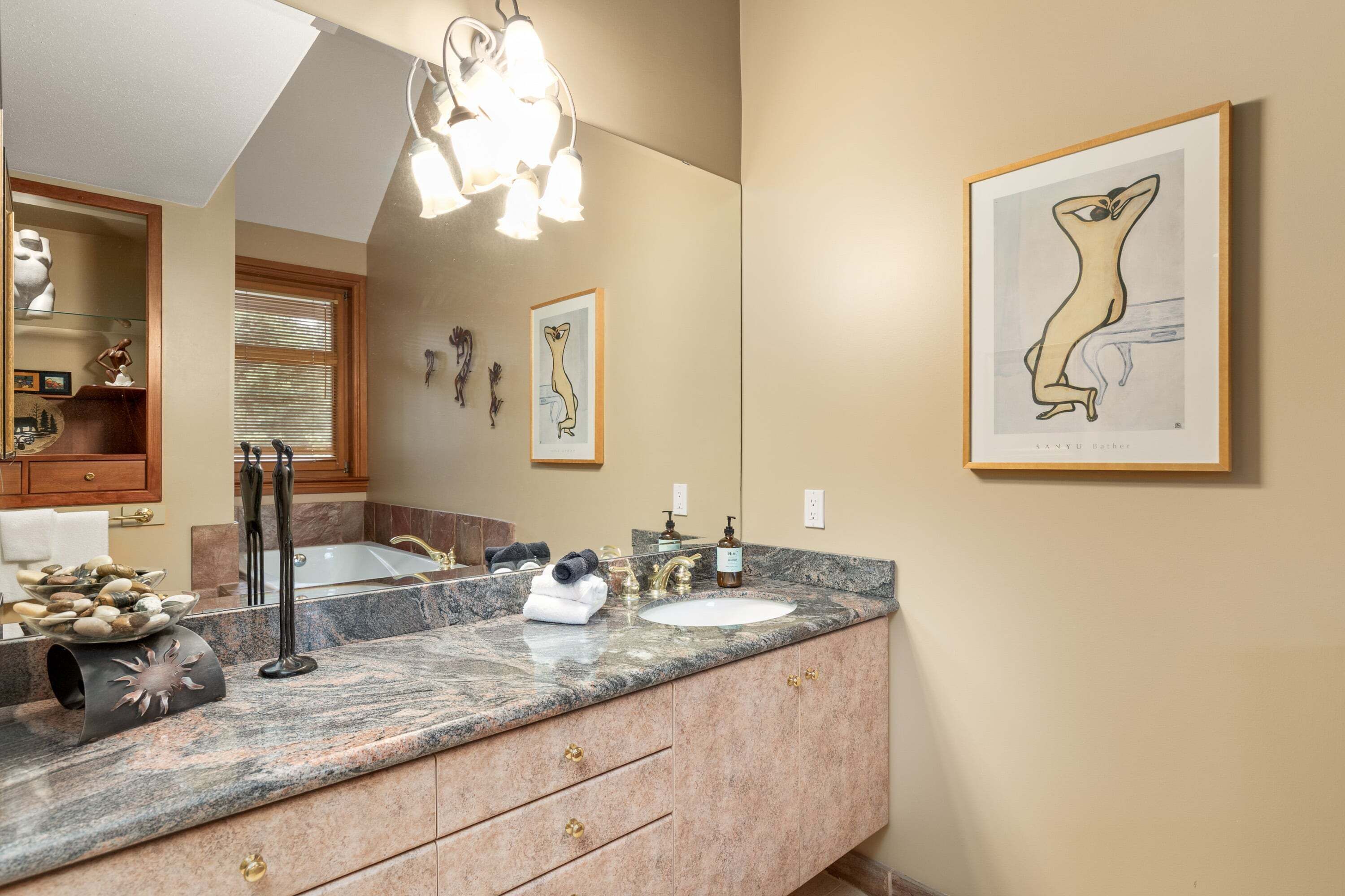 Chalet, Plusieurs lits, baignoire à remous, vue sur la montagne (Emerald Chalet) | Salle de bain | Serviettes fournies