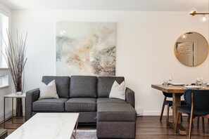 Lägenhet - flera sängar - tillgång till pool - utsikt mot bergen (lute Escape at Greystone Lodge) | Vardagsrum