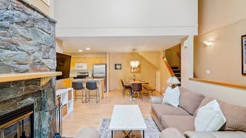 Maison, Plusieurs lits, patio, vue sur la montagne (Glacier Suite at Snowberry) | Aire de séjour