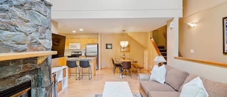 Hus, flere senger, terrasse, fjellutsikt (Glacier Suite at Snowberry) | Oppholdsområde