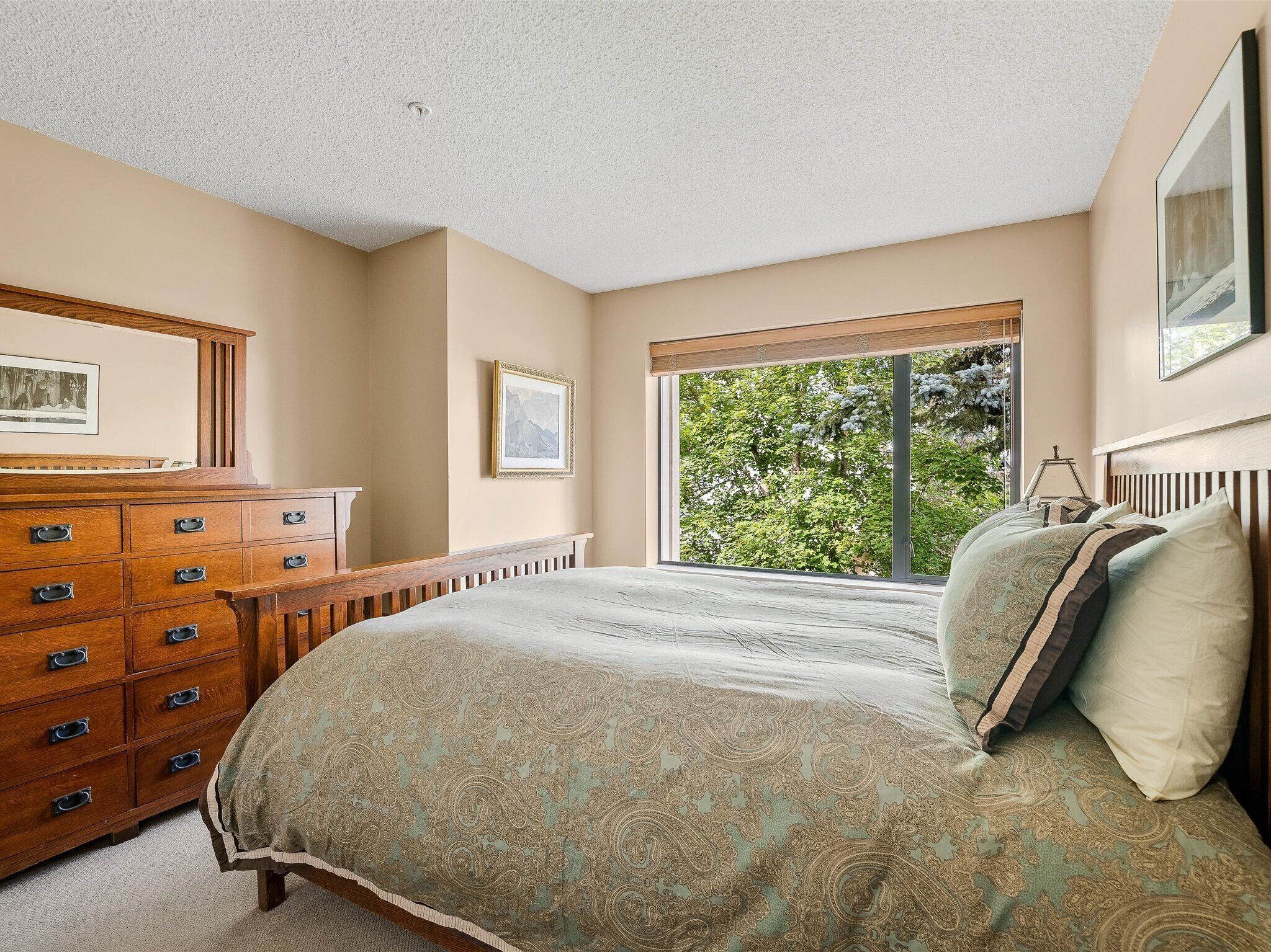 3 bedrooms, individually decorated, individually furnished, bed sheets