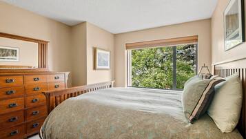 3 bedrooms, individually decorated, individually furnished, bed sheets