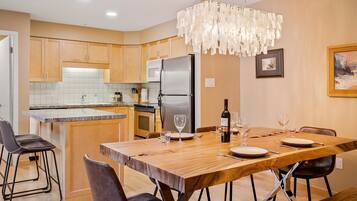 House, Multiple Beds, Patio, Mountain View (Glacier Suite at Snowberry)