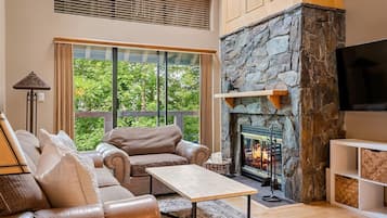 Maison, Plusieurs lits, patio, vue sur la montagne (Glacier Suite at Snowberry) | Aire de séjour