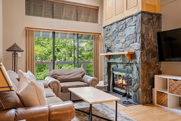 Maison, Plusieurs lits, patio, vue sur la montagne (Glacier Suite at Snowberry) | Aire de séjour