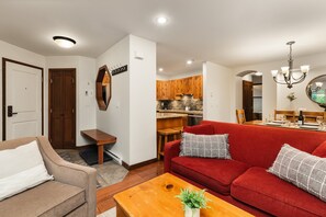 Maison, plusieurs lits, accès piscine, vue piscine (Heavenly Suite at Sunpath) | Coin séjour