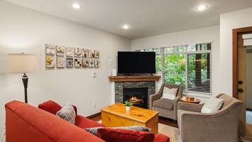 House, Multiple Beds, Pool Access, Pool View (Heavenly Suite at Sunpath) | Living area