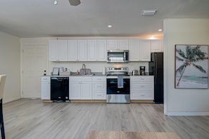 House, Multiple Beds (Eucalyptus A) | Private kitchen