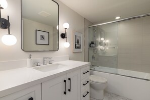 Huis, Meerdere bedden, bubbelbad, uitzicht op bergen (Jersey Cream at Arrowhead Point) | Badkamer | Handdoeken