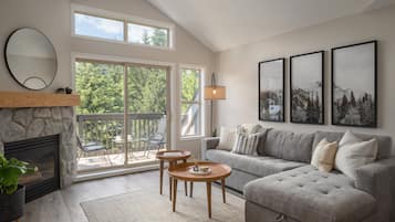 House, Multiple Beds, Hot Tub, Mountain View (Jersey Cream at Arrowhead Point) | Living area