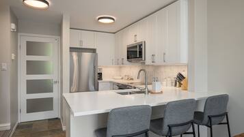 House, Multiple Beds, Hot Tub, Mountain View (Jersey Cream at Arrowhead Point) | Private kitchen